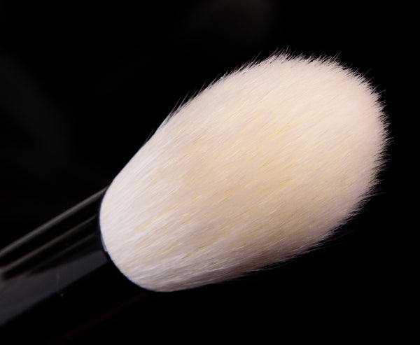 Wayne offers Goss 00 Tapered Powder Brush-White